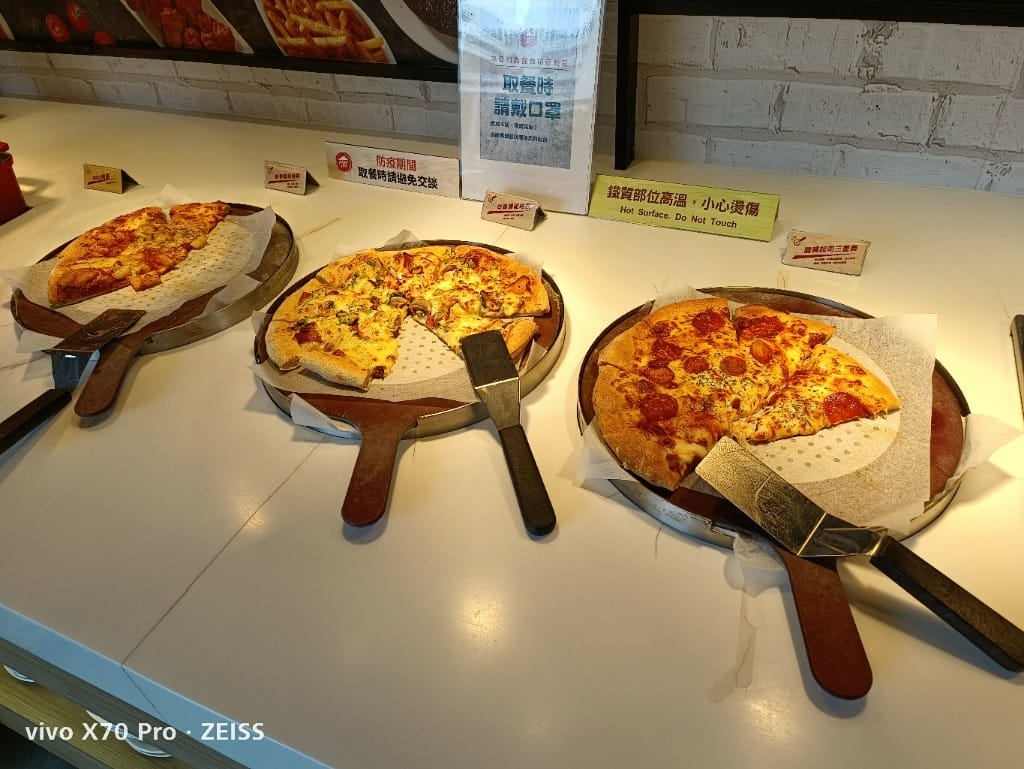 【台北美食】必勝客歡樂吧，久沒吃會想念的烤雞自由囉！