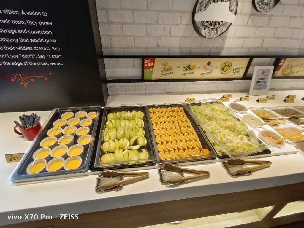 【台北美食】必勝客歡樂吧，久沒吃會想念的烤雞自由囉！