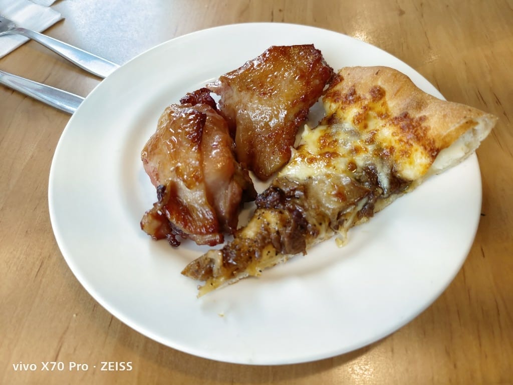 【台北美食】必勝客歡樂吧，久沒吃會想念的烤雞自由囉！