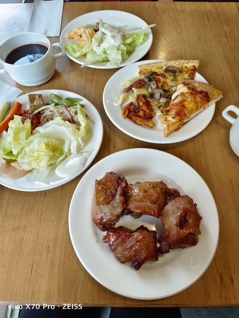 【台北美食】必勝客歡樂吧，久沒吃會想念的烤雞自由囉！