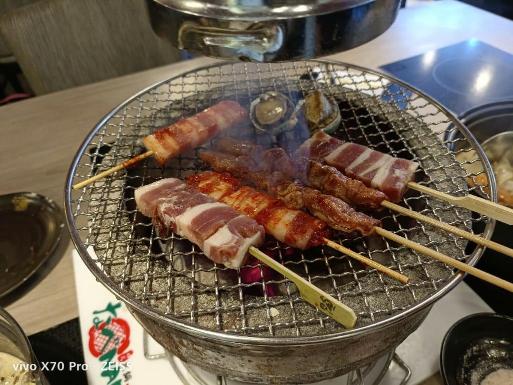 【新莊美食】 なべNABE 那邊火鍋.燒烤，火烤兩吃只要$499起，還有店家自製的多款甜點吃到飽哦❤️