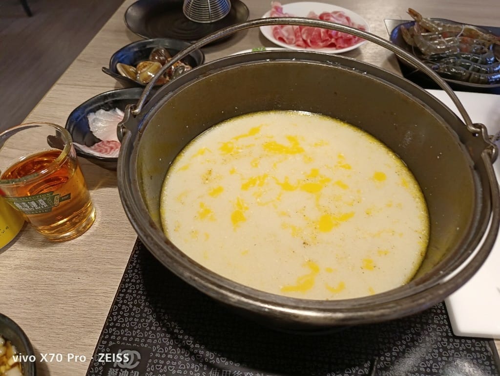 【新莊美食】 なべNABE 那邊火鍋.燒烤，火烤兩吃只要$499起，還有店家自製的多款甜點吃到飽哦❤️
