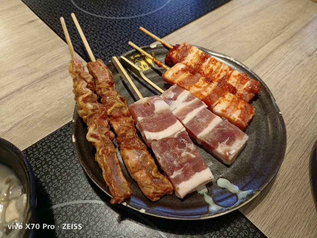 【新莊美食】 なべNABE 那邊火鍋.燒烤，火烤兩吃只要$499起，還有店家自製的多款甜點吃到飽哦❤️