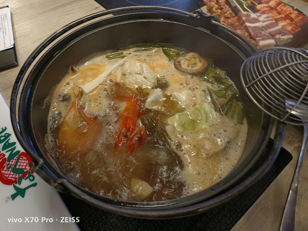 【新莊美食】 なべNABE 那邊火鍋.燒烤，火烤兩吃只要$499起，還有店家自製的多款甜點吃到飽哦❤️