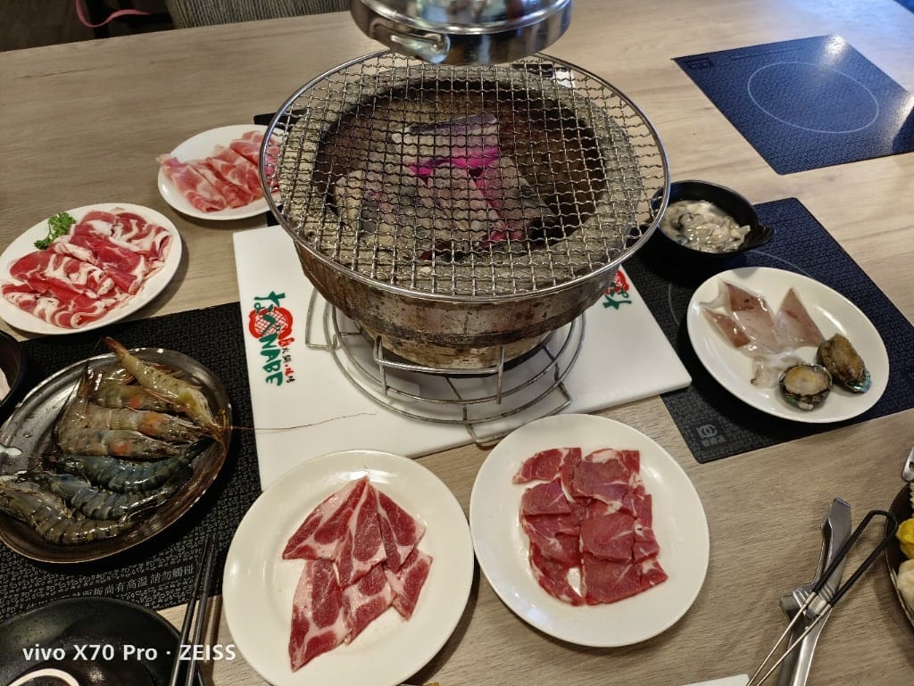 【新莊美食】 なべNABE 那邊火鍋.燒烤，火烤兩吃只要$499起，還有店家自製的多款甜點吃到飽哦❤️