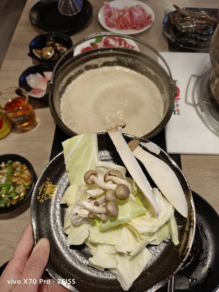 【新莊美食】 なべNABE 那邊火鍋.燒烤，火烤兩吃只要$499起，還有店家自製的多款甜點吃到飽哦❤️