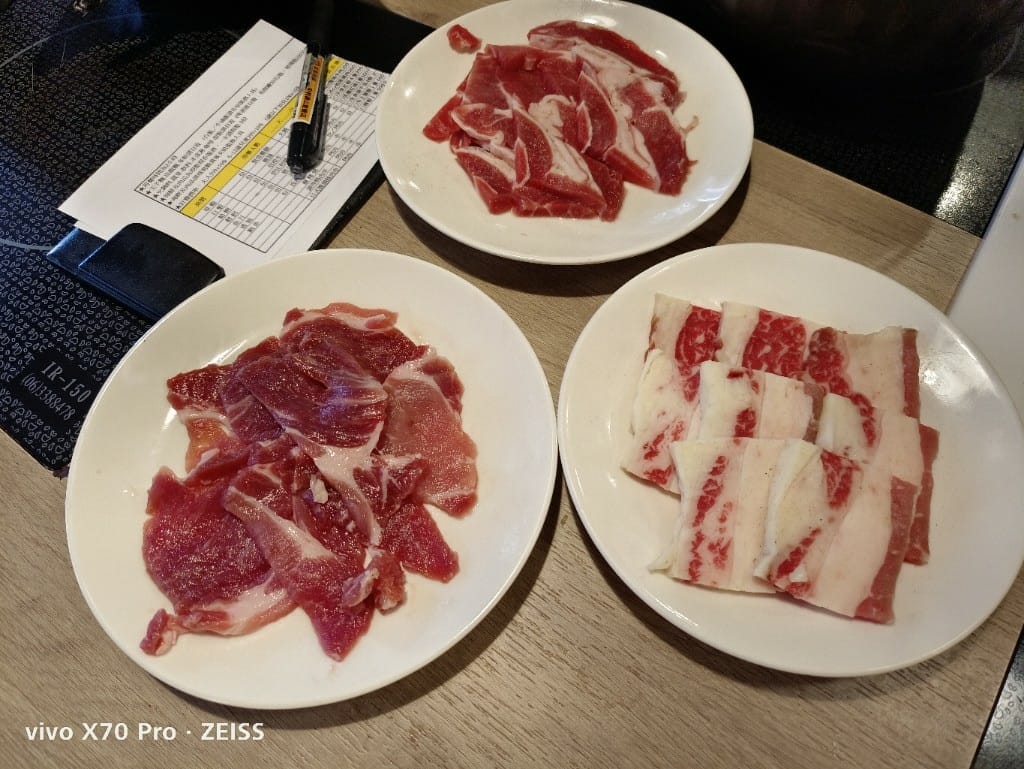 【新莊美食】 なべNABE 那邊火鍋.燒烤，火烤兩吃只要$499起，還有店家自製的多款甜點吃到飽哦❤️