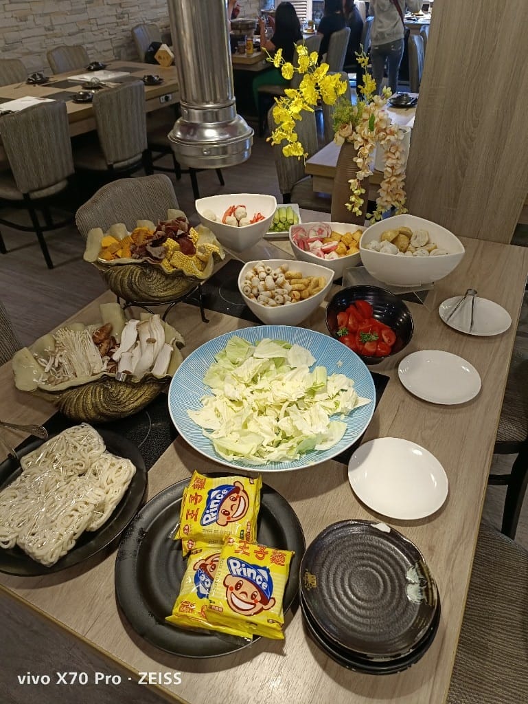 【新莊美食】 なべNABE 那邊火鍋.燒烤，火烤兩吃只要$499起，還有店家自製的多款甜點吃到飽哦❤️