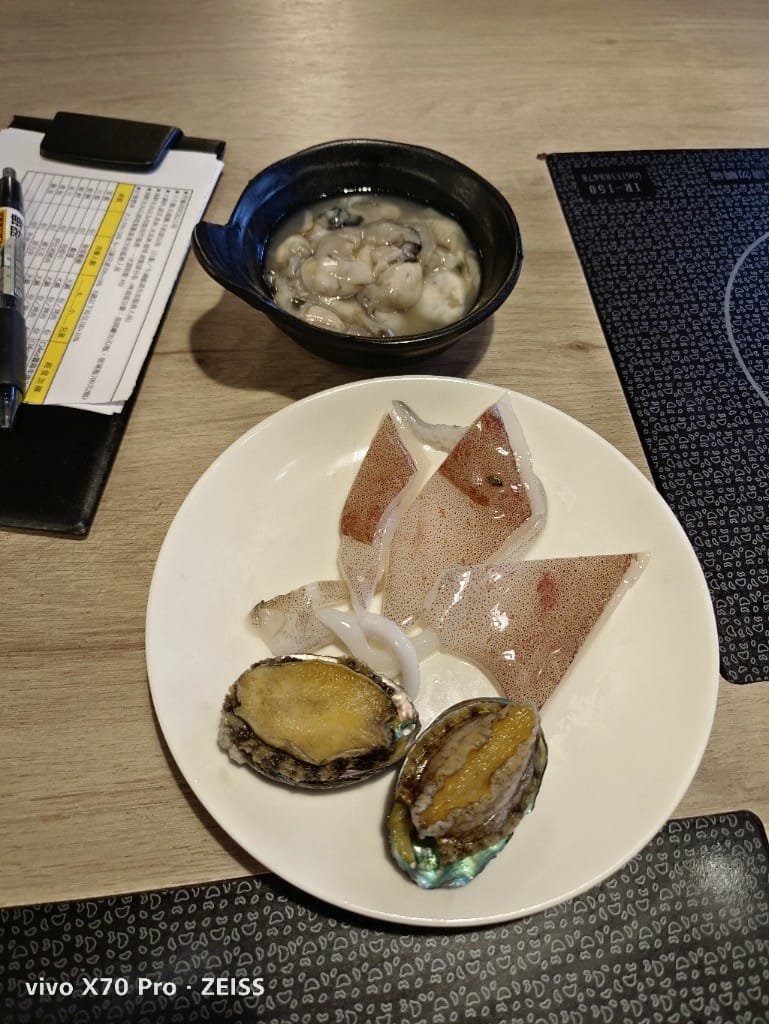 【新莊美食】 なべNABE 那邊火鍋.燒烤，火烤兩吃只要$499起，還有店家自製的多款甜點吃到飽哦❤️