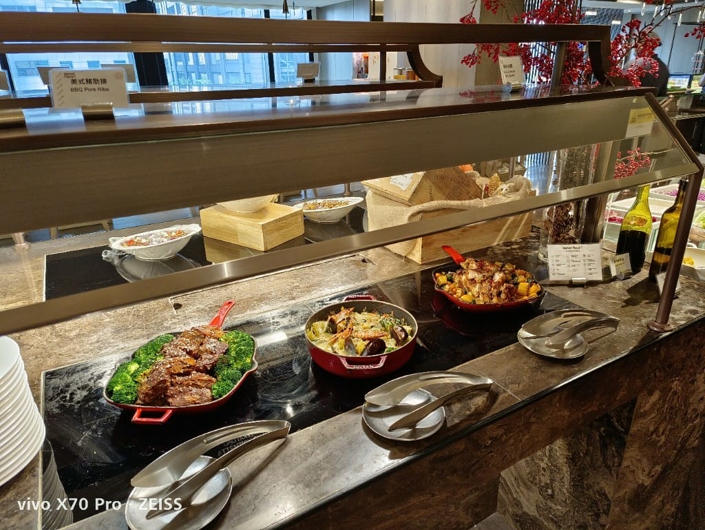 【板橋吃到飽】新板希爾頓悅市集，起士節開跑，兩人同行一人免費哦！