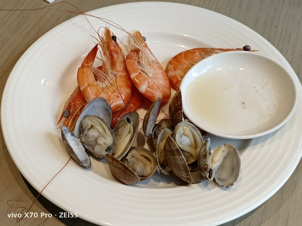 【板橋吃到飽】新板希爾頓悅市集，起士節開跑，兩人同行一人免費哦！
