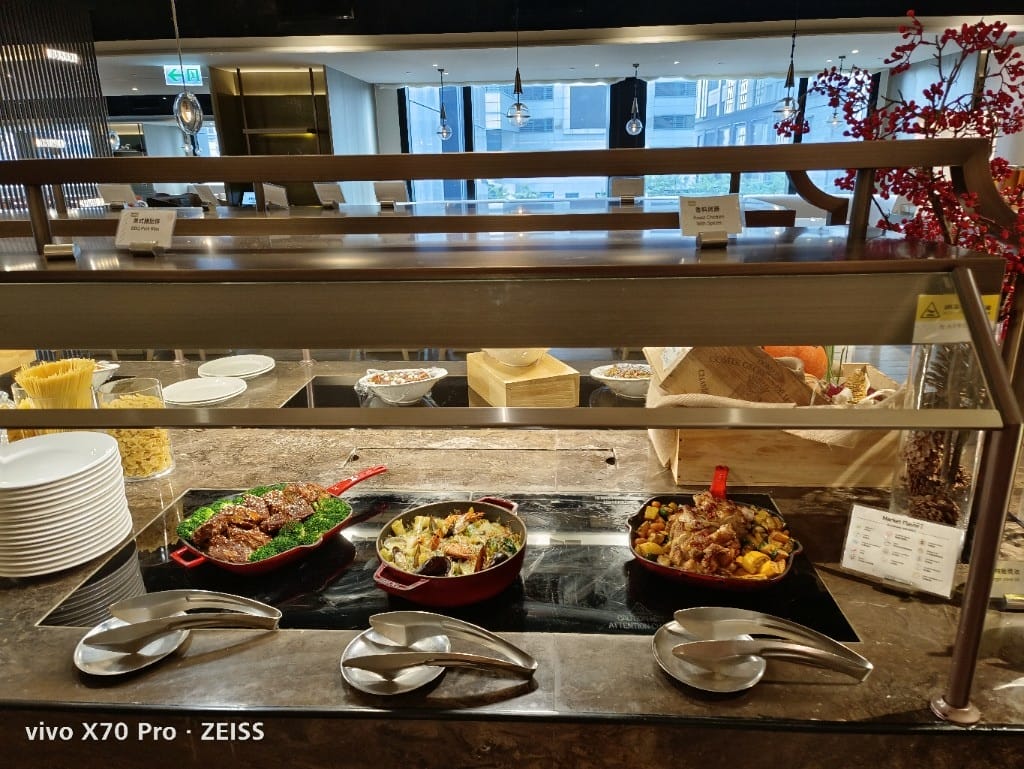 【板橋吃到飽】新板希爾頓悅市集，起士節開跑，兩人同行一人免費哦！
