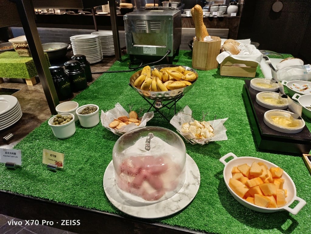 【板橋吃到飽】新板希爾頓悅市集，起士節開跑，兩人同行一人免費哦！