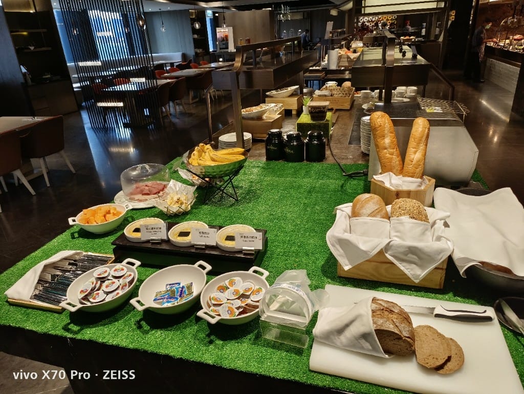【板橋吃到飽】新板希爾頓悅市集，起士節開跑，兩人同行一人免費哦！