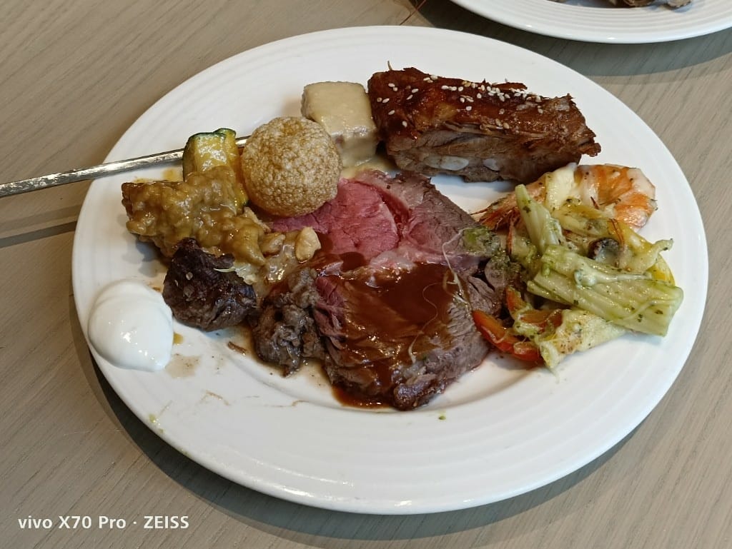 【板橋吃到飽】新板希爾頓悅市集，起士節開跑，兩人同行一人免費哦！