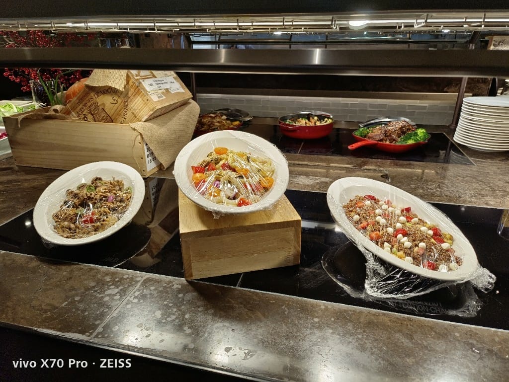 【板橋吃到飽】新板希爾頓悅市集，起士節開跑，兩人同行一人免費哦！