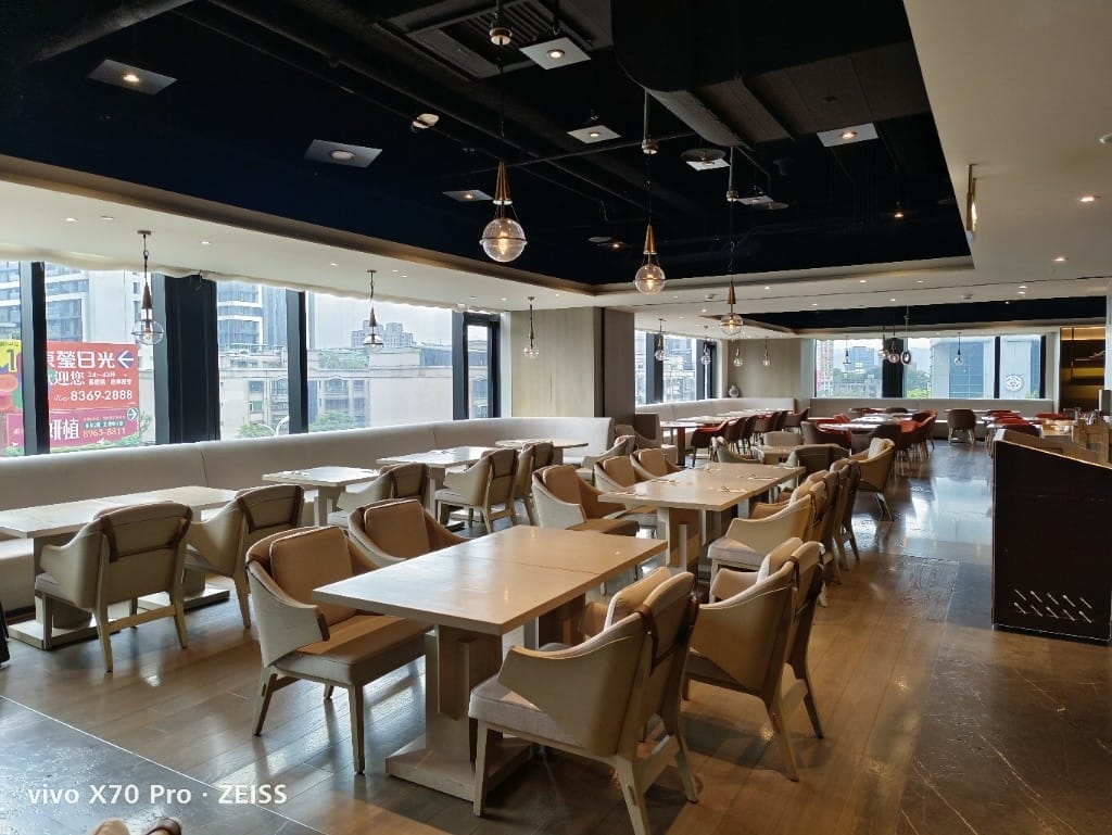 【板橋吃到飽】新板希爾頓悅市集，起士節開跑，兩人同行一人免費哦！