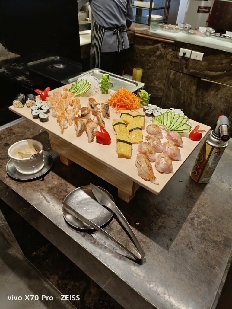 【板橋吃到飽】新板希爾頓悅市集，起士節開跑，兩人同行一人免費哦！