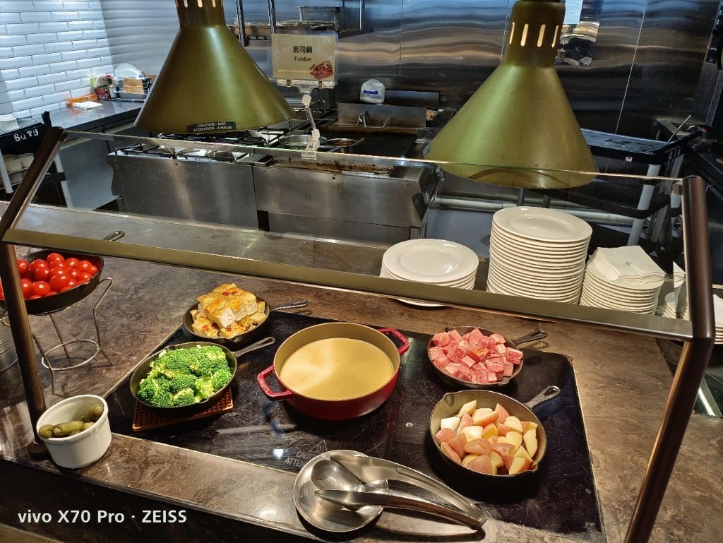 【板橋吃到飽】新板希爾頓悅市集，起士節開跑，兩人同行一人免費哦！