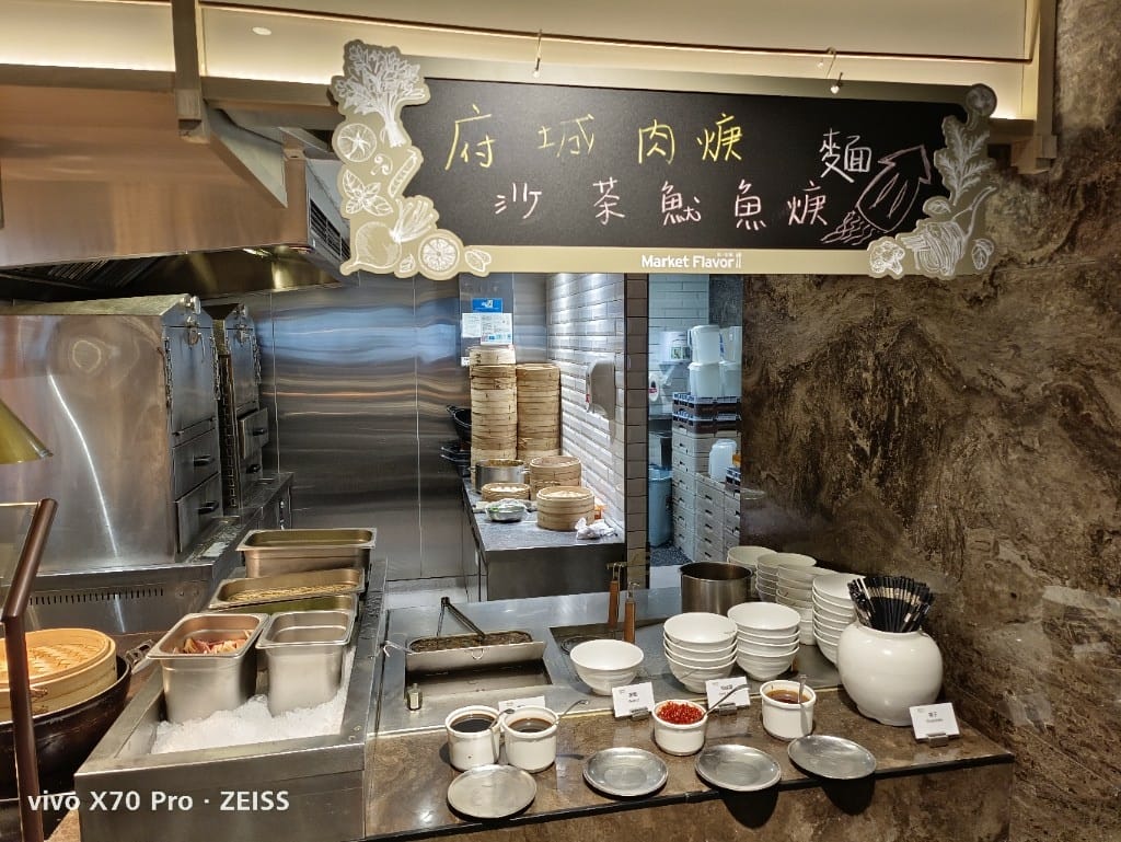 【板橋吃到飽】新板希爾頓悅市集，起士節開跑，兩人同行一人免費哦！