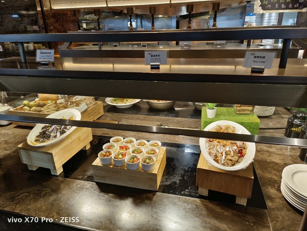 【板橋吃到飽】新板希爾頓悅市集，起士節開跑，兩人同行一人免費哦！