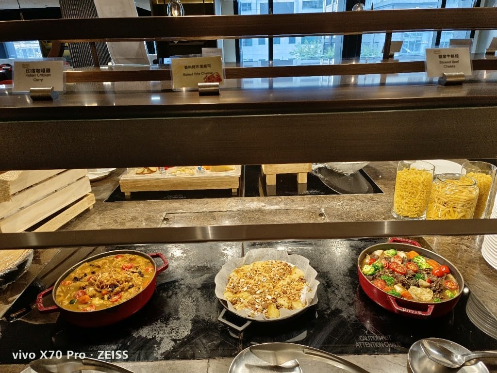 【板橋吃到飽】新板希爾頓悅市集，起士節開跑，兩人同行一人免費哦！
