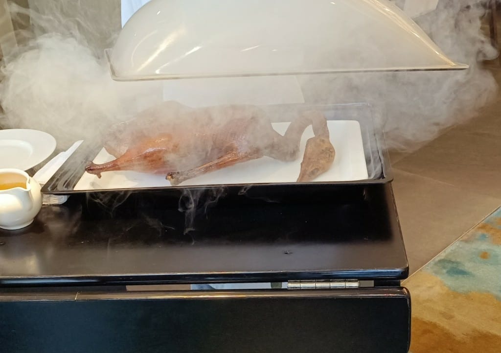 【台北美食】六福萬怡粵亮廣式餐廳，神仙乾坤燒鵝一鵝四吃，沒訂吃不到哦！