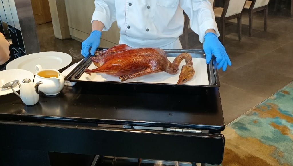 【台北美食】六福萬怡粵亮廣式餐廳，神仙乾坤燒鵝一鵝四吃，沒訂吃不到哦！