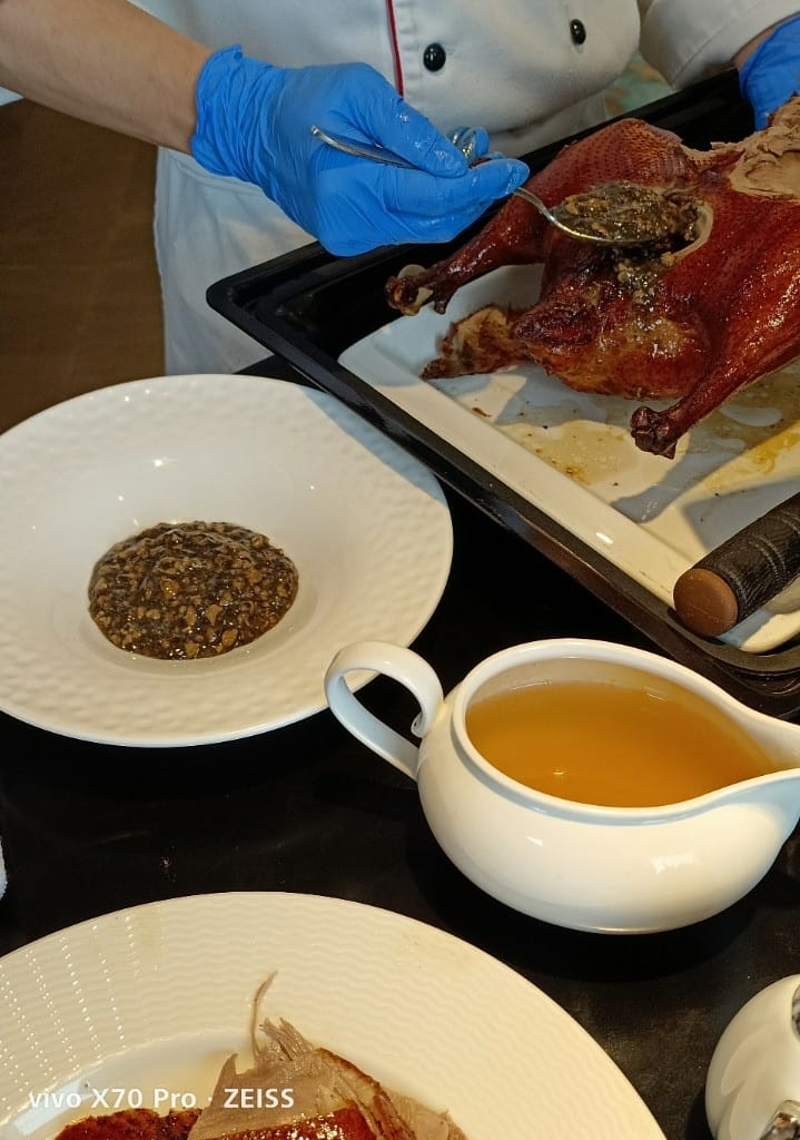 【台北美食】六福萬怡粵亮廣式餐廳，神仙乾坤燒鵝一鵝四吃，沒訂吃不到哦！