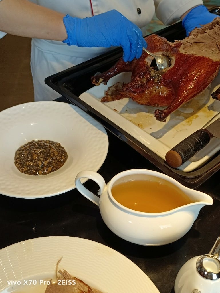 【台北美食】六福萬怡粵亮廣式餐廳，神仙乾坤燒鵝一鵝四吃，沒訂吃不到哦！