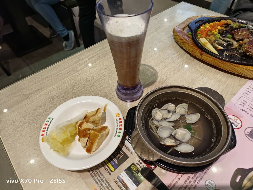 【新莊吃到飽】貴族世家體育館店，自助吧大進步的平價牛排吃到飽！