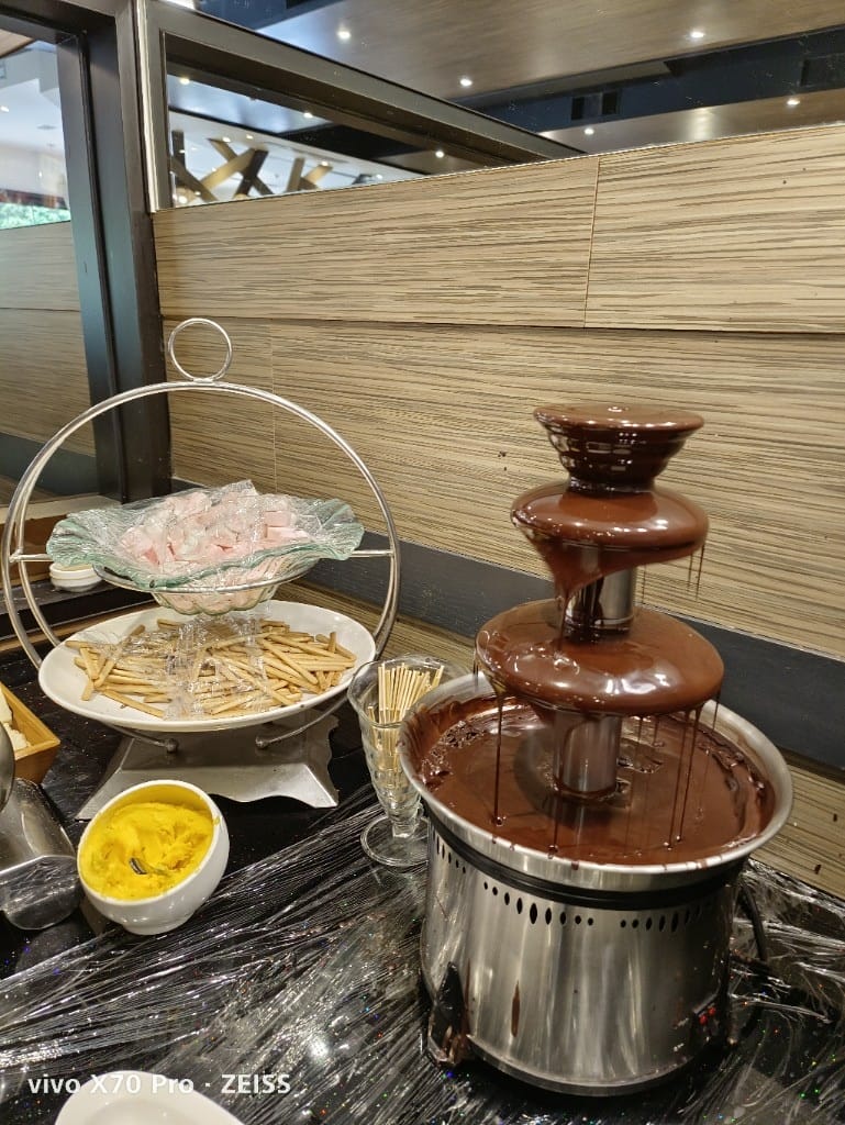 【新莊吃到飽】貴族世家體育館店，自助吧大進步的平價牛排吃到飽！