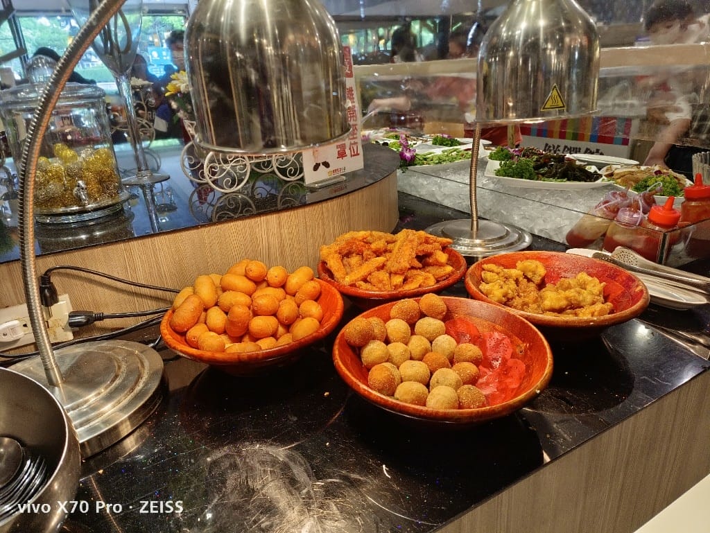 【新莊吃到飽】貴族世家體育館店，自助吧大進步的平價牛排吃到飽！