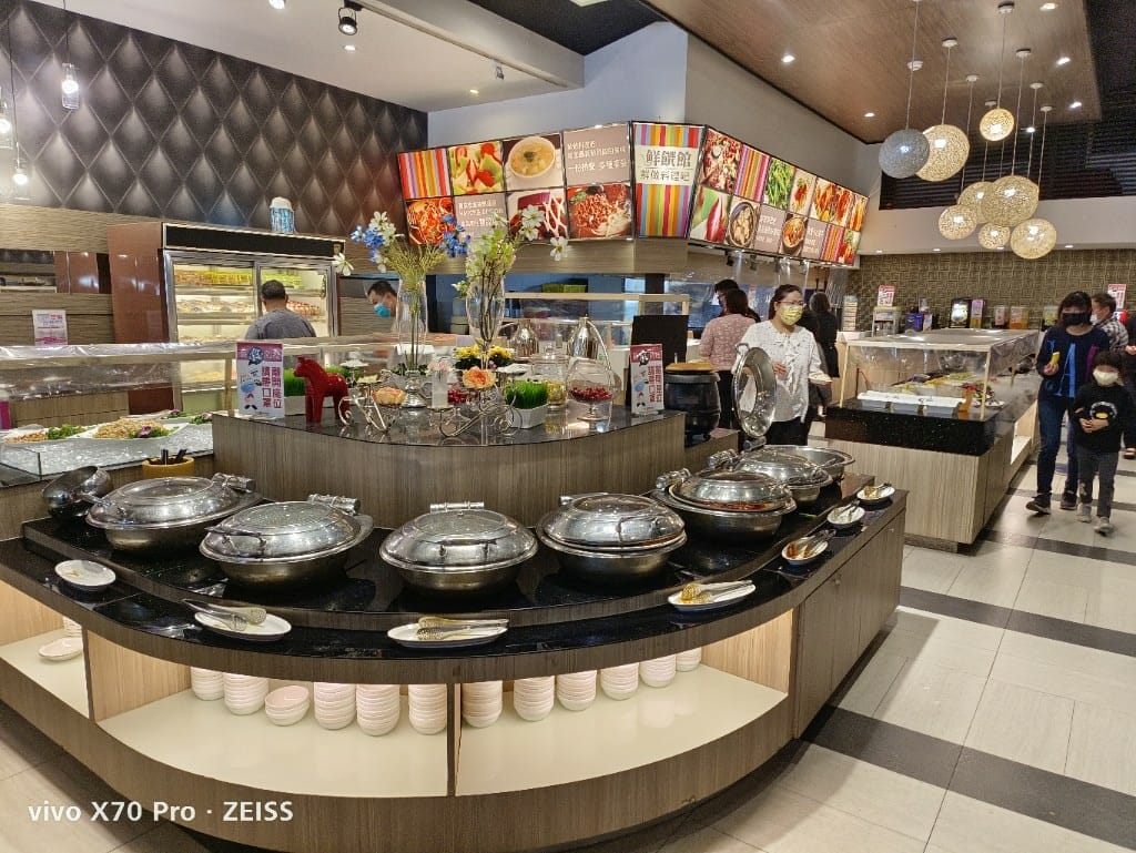 【新莊吃到飽】貴族世家體育館店，自助吧大進步的平價牛排吃到飽！