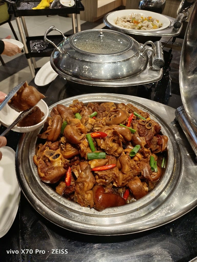 【新莊吃到飽】貴族世家體育館店，自助吧大進步的平價牛排吃到飽！