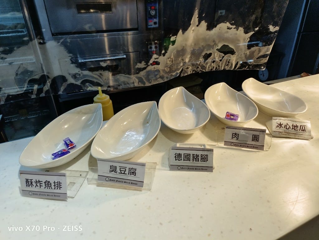 【新莊吃到飽】貴族世家體育館店，自助吧大進步的平價牛排吃到飽！