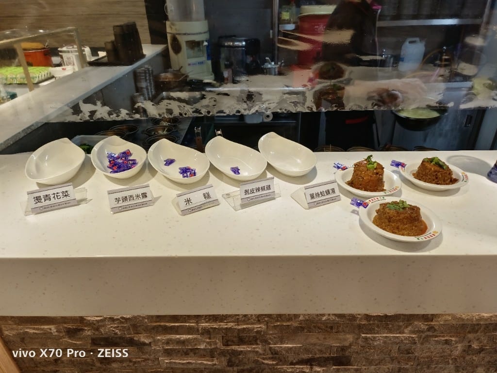 【新莊吃到飽】貴族世家體育館店，自助吧大進步的平價牛排吃到飽！