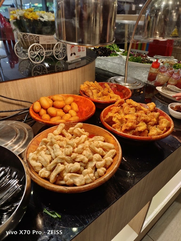【新莊吃到飽】貴族世家體育館店，自助吧大進步的平價牛排吃到飽！