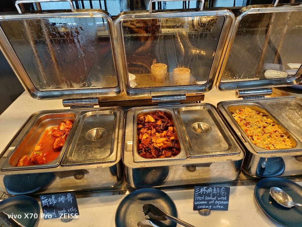 【桃園吃到飽】和逸飯店逸市集午餐，每週二午晚餐買一送一只要$588哦！