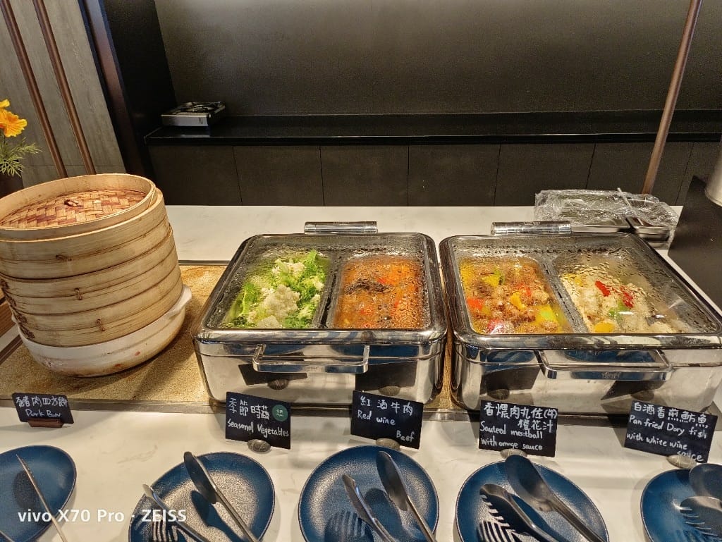 【桃園吃到飽】和逸飯店逸市集午餐，每週二午晚餐買一送一只要$588哦！
