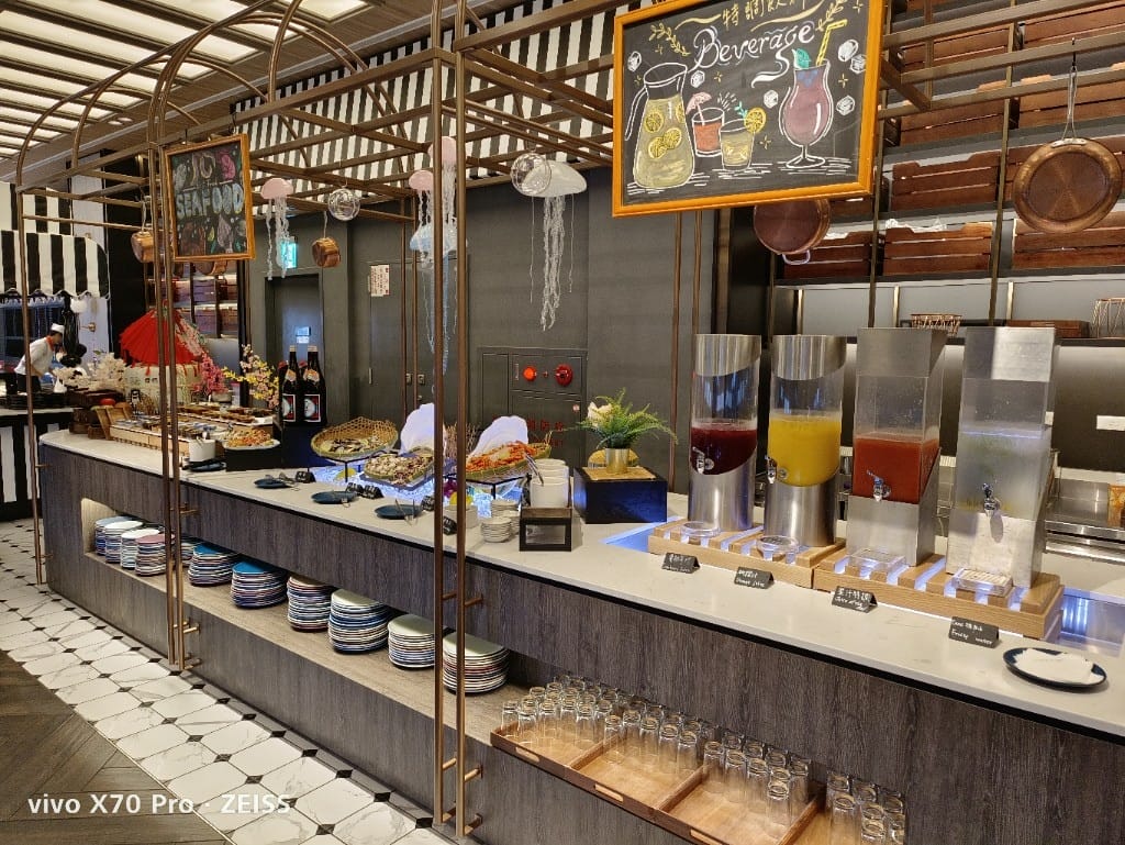 【桃園吃到飽】和逸飯店逸市集午餐，每週二午晚餐買一送一只要$588哦！