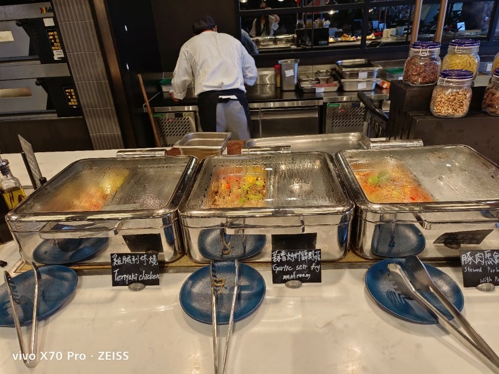 【桃園吃到飽】和逸飯店逸市集午餐，每週二午晚餐買一送一只要$588哦！
