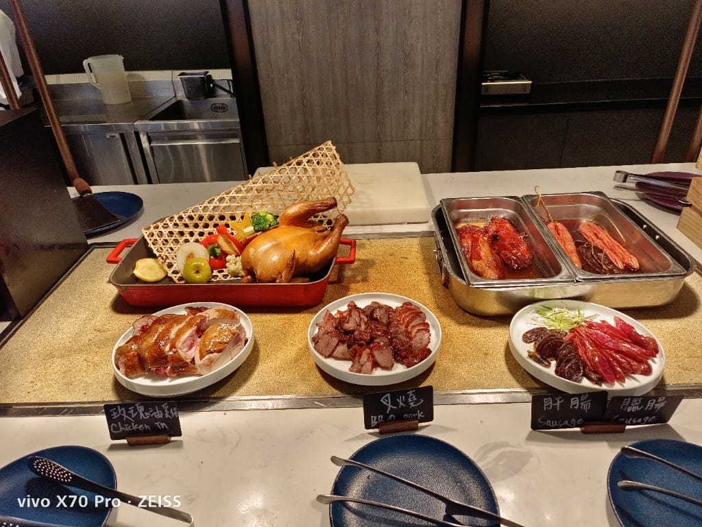 【桃園吃到飽】和逸飯店逸市集午餐，每週二午晚餐買一送一只要$588哦！