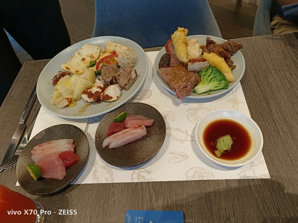 【桃園吃到飽】和逸飯店逸市集午餐，每週二午晚餐買一送一只要$588哦！