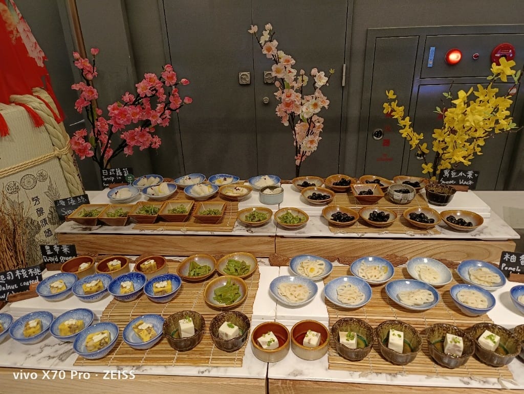 【桃園吃到飽】和逸飯店逸市集午餐，每週二午晚餐買一送一只要$588哦！
