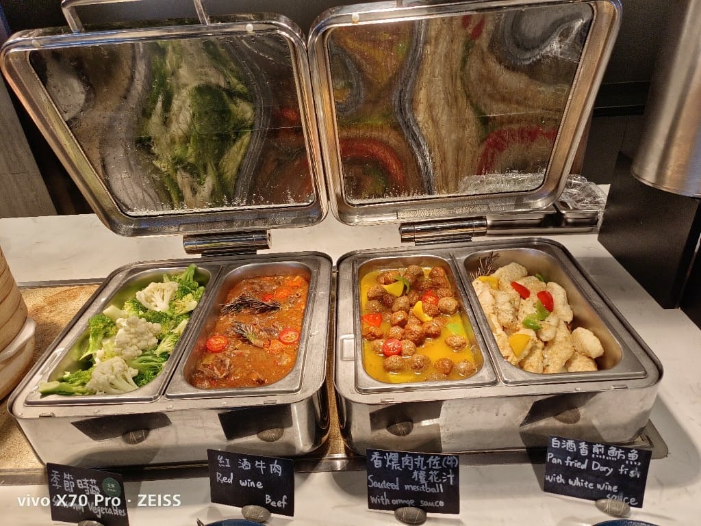 【桃園吃到飽】和逸飯店逸市集午餐，每週二午晚餐買一送一只要$588哦！