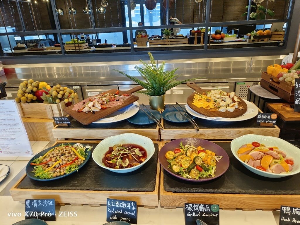 【桃園吃到飽】和逸飯店逸市集午餐，每週二午晚餐買一送一只要$588哦！