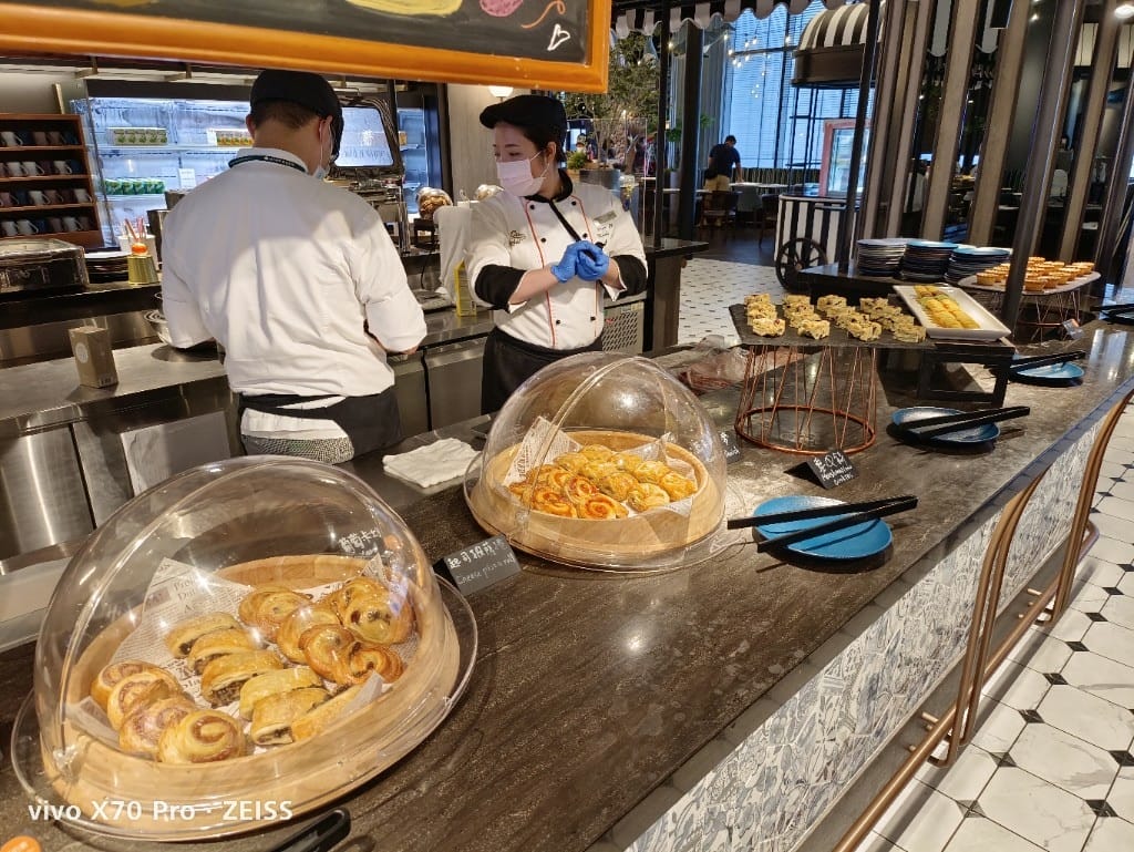 【桃園吃到飽】和逸飯店逸市集午餐，每週二午晚餐買一送一只要$588哦！