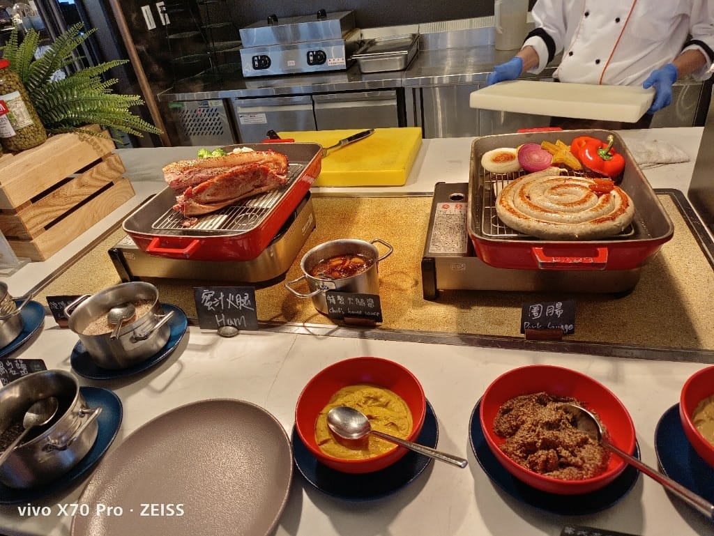 【桃園吃到飽】和逸飯店逸市集午餐，每週二午晚餐買一送一只要$588哦！
