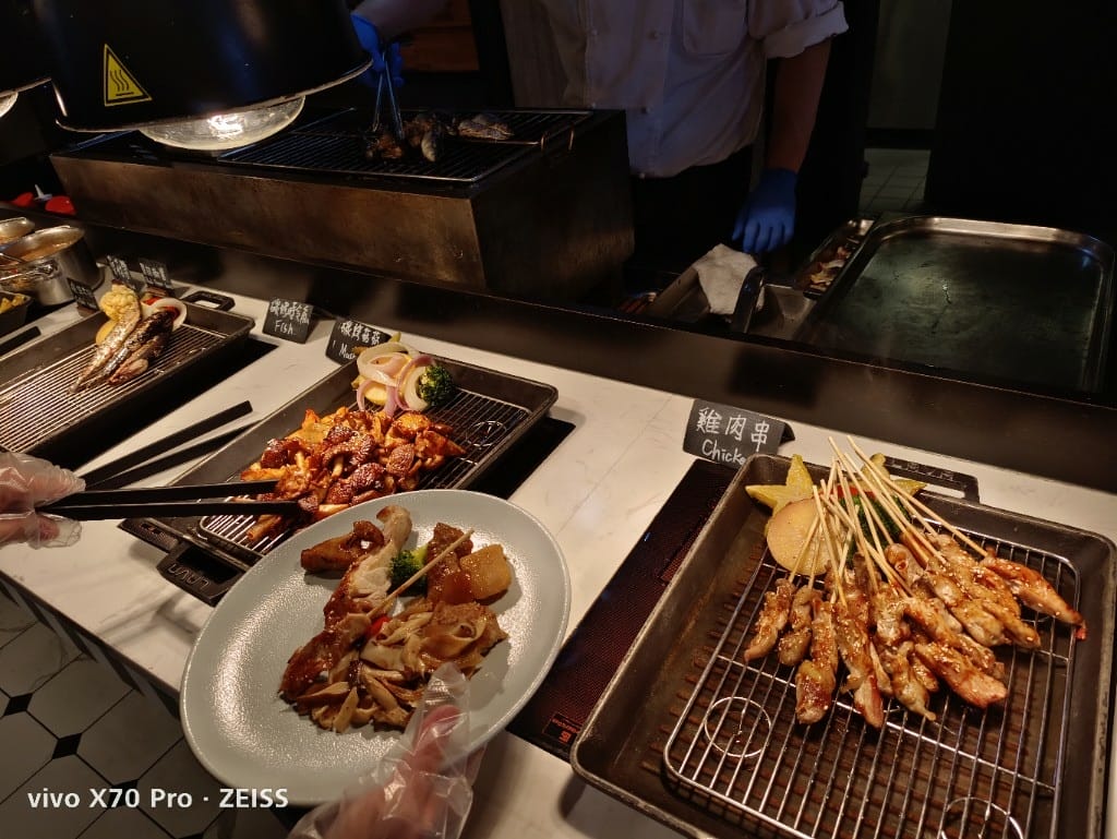 【桃園吃到飽】和逸飯店逸市集午餐，每週二午晚餐買一送一只要$588哦！